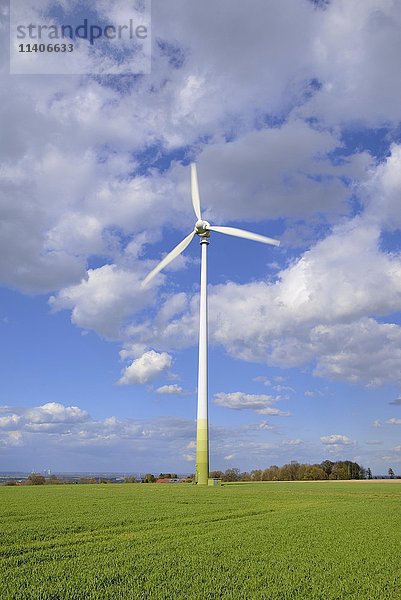 Aktive Windkraftanlage  bewölkter Himmel  Nordrhein-Westfalen  Deutschland  Europa