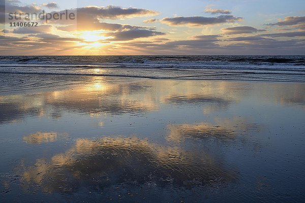 Wolkenspiegelung im Küstengewässer bei Sonnenuntergang  Norderney  Ostfriesische Inseln  Niedersachsen  Deutschland  Europa