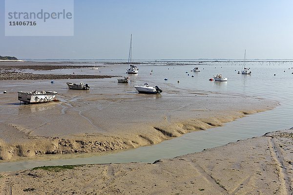 Boote bei Ebbe  Ile-d'Aix  Atlantikküste  Charente-Maritime  Frankreich  Europa