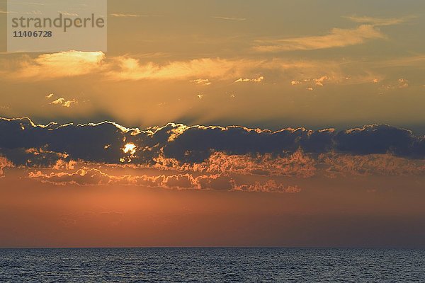 Sonnenuntergang mit Wolken über der Nordsee  St. Peter-Ording  Nationalpark Schleswig-Holsteinisches Wattenmeer  Nordfriesland  Schleswig-Holstein  Deutschland  Europa