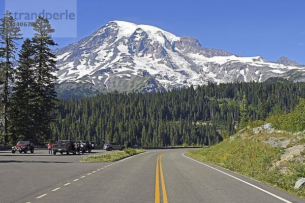 Schneebedeckter Gipfel des Mount Rainier und Straße  Mount Rainier National Park  Cascade Range  Washington  Pazifischer Nordwesten  USA  Nordamerika