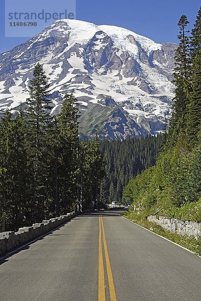 Schneebedeckter Gipfel des Mount Rainier und Straße  Mount Rainier National Park  Cascade Range  Washington  Pazifischer Nordwesten  USA  Nordamerika