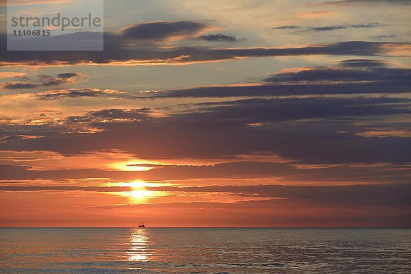 Sonnenuntergang über der Nordsee mit Trawler  Norderney  Ostfriesische Inseln  Niedersachsen  Deutschland  Europa