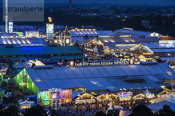 Bierzelte  Festgelände bei Nacht  Oktoberfest  Theresienwiese  München  Bayern  Deutschland  Europa