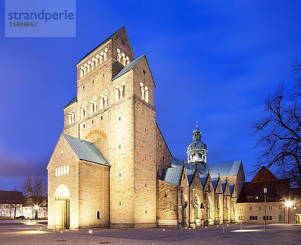 Dom zu Mariä Himmelfahrt  Dämmerung  Hildesheim  Niedersachsen  Deutschland  Europa