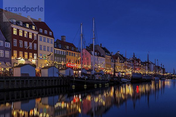 Häuser am Hafen Nyhavn mit Weihnachtsdekoration  Nyhavn  Kopenhagen  Dänemark  Europa