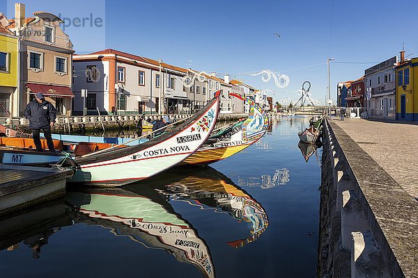 Moliceiro Boot in einem Kanal  Aveiro  Portugal  Europa