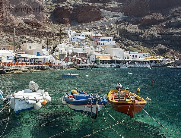 Fischerboote im Hafen von Amoudi  Amoudi-Bucht  Oia  Santorin  Kykladen  Griechenland  Europa