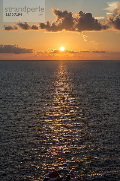Blick auf das Meer bei Sonnenuntergang  Kap Akrotiri  Santorin  Kykladen  Griechenland  Europa