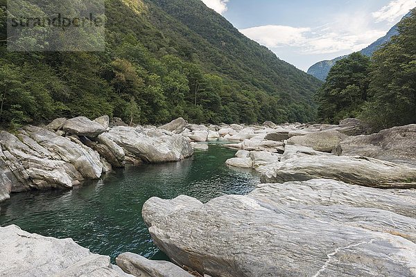 Der Verzasca Gebirgsfluss  Felsstrukturen  Valle Verzasca  Tessin  Lepontine Alpen  Schweiz  Europa