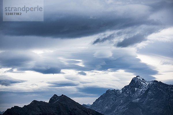 Gipfel der Zugspitze mit Schnee und bewölktem Himmel  Wettersteingebirge  Bergwang  Reutte  Tirol  Österreich  Europa