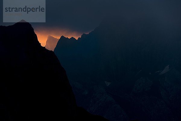 Dramatische Wolken über den Lechtaler Bergen  Sonnenaufgang  Elmen  Lechtal  Bezirk Reutte  Tirol  Österreich  Europa