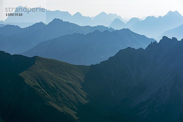 Gestaffelte Berggipfel  dahinter der Zugspitz  Blaulicht  Elmen  Lechtal  Bezirk Reutte  Tirol  Österreich  Europa