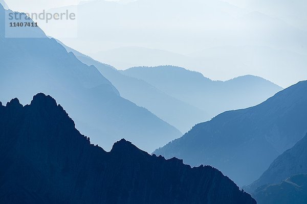 Gestaffelte Bergketten  Elmen  Lechtal  Bezirk Reutte  Tirol  Österreich  Europa