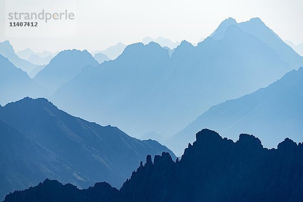 Gestaffelte Berggipfel  blaues Licht  Elmen  Lechtal  Bezirk Reutte  Tirol  Österreich  Europa