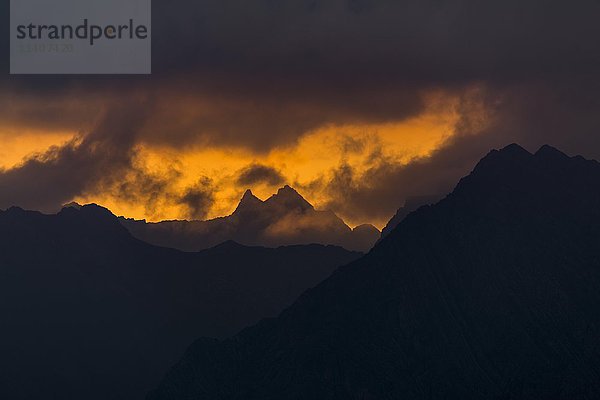 Dramatische Wolken über den Lechtaler Bergen  Sonnenaufgang  Elmen  Lechtal  Bezirk Reutte  Tirol  Österreich  Europa