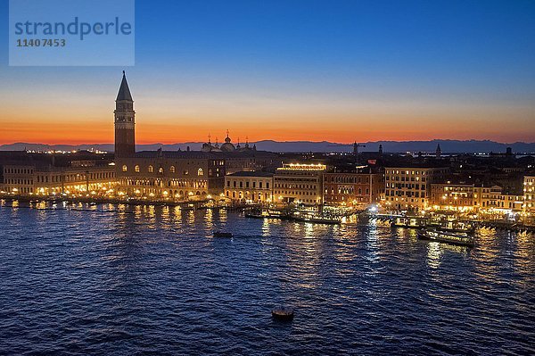 Blick vom Markusbecken  Bacino di San Marco  Sonnenuntergang  Markusplatz mit Campanile und Dogenpalast  Palazzo Ducale  Venedig  Italien  Europa