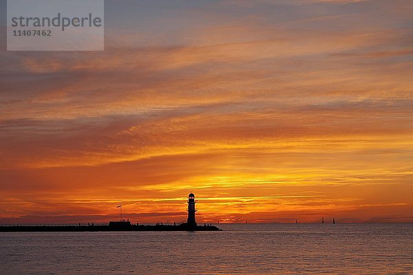 Sonnenuntergang am Schanzkleid  Hafeneinfahrt mit Leuchtturm  Warnemünde  Rostock  Mecklenburg-Vorpommern  Deutschland  Europa