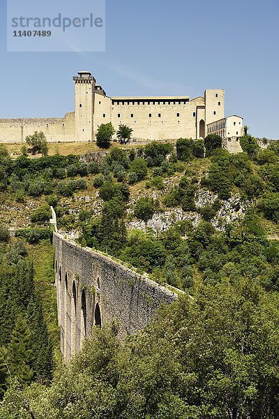 Die Brücke des Turms mit der Festung Rocca Albornoziana  Spoleto  Umbrien  Italien  Europa