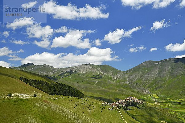 Castelluccio di Norcia Sibillini  Bergdorf  grüne Landschaft  Nationalpark Monti Sibillini  Piano Grande  Umbrien  Italien  Europa