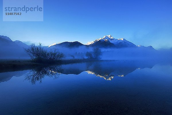 Nebel über See  Morgenlicht  Silser See  dahinter Piz da la Margna  Sils  Engadin  Kanton Graubünden  Schweiz  Europa