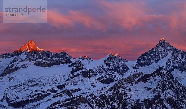Zinalrothorn mit Schnee in roter Morgenröte  Dent Blanche rechts  Gornergrat  Zermatt  Kanton Wallis  Schweiz  Europa