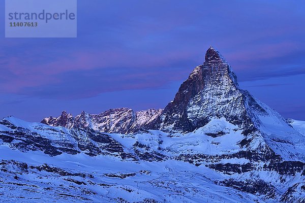 Matterhorn  blaue Stunde  Walliser Alpen  Zermatt  Kanton Wallis  Schweiz  Europa