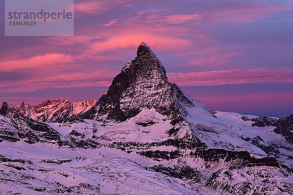 Matterhorn in der Morgendämmerung  Walliser Alpen  Zermatt  Kanton Wallis  Schweiz  Europa