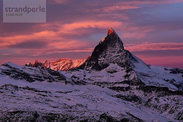 Matterhorn in der Morgendämmerung  Sonnenaufgang  Walliser Alpen  Zermatt  Kanton Wallis  Schweiz  Europa