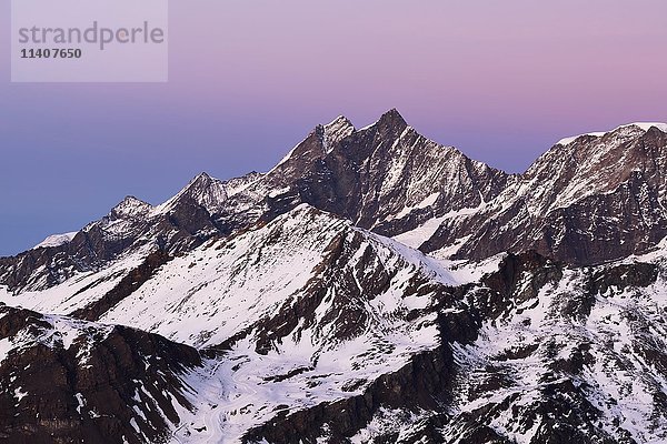 Berggipfel Alphubel  Täschhorn und Dom mit Schnee  blaue Stunde  Gornergrat  Zermatt  Kanton Wallis  Schweiz  Europa