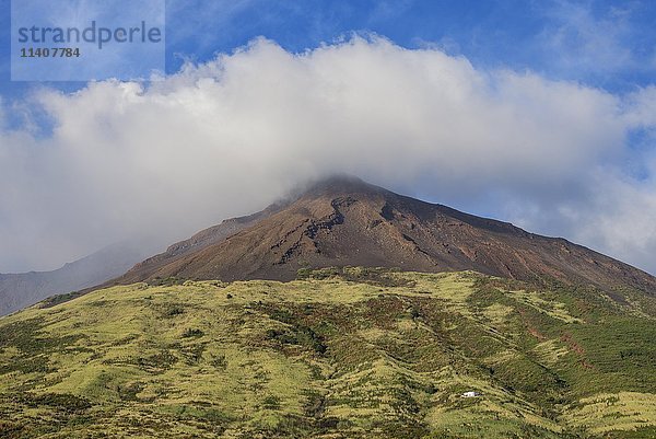 Stromboli Vulkan mit Wolke  Stromboli  Äolische Inseln  Italien  Europa