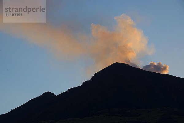 Ausbruch des Vulkans Stromboli  Stromboli  Äolische Inseln  Italien  Europa
