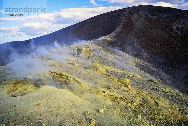 Schwefel und Fumarolenrauch  Der Gran Cratere  Insel Vulcano  Äolische Inseln  Italien  Europa