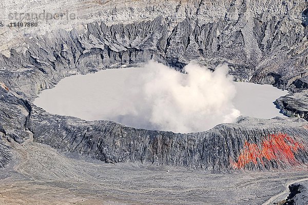 Kratersee  Dampf  der vom Vulkan Poas aufsteigt  Nationalpark Vulkan Poas  Costa Rica  Mittelamerika