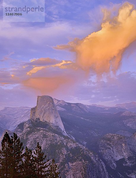 Beleuchtete Wolken über dem Half Dome  Abendlicht  Glacier Point  Yosemite National Park  Kalifornien  USA  Nordamerika