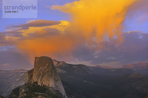 Beleuchtete Wolken über dem Half Dome  Abendlicht  Glacier Point  Yosemite National Park  Kalifornien  USA  Nordamerika