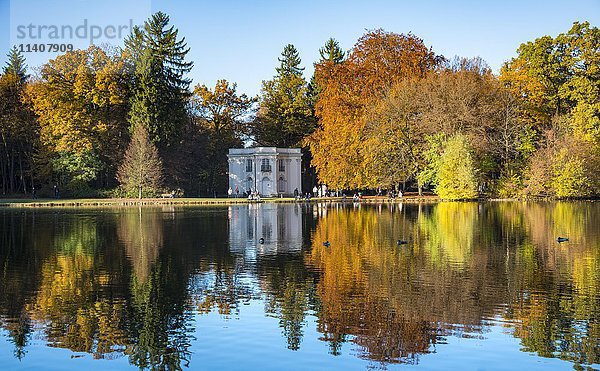 Pagodenburg spiegelt sich im Pagodenburger See  Nymphenburger Schlosspark  Herbst  München  Oberbayern  Bayern  Deutschland  Europa