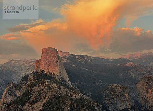 Beleuchtete Wolken über dem Half Dome  Abendlicht  Glacier Point  Yosemite National Park  Kalifornien  USA  Nordamerika