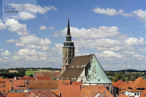 Blick vom Reichenturm auf die Dächer der Altstadt mit dem Dom St. Petri  Bautzen  Sachsen  Deutschland  Europa