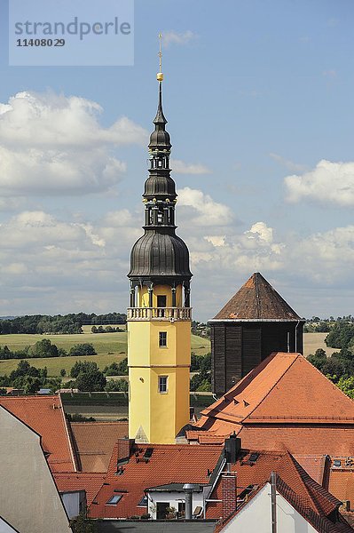 Blick vom Reichenturm auf die Dächer der Altstadt mit Rathausturm und Wasserturm  Bautzen  Sachsen  Deutschland  Europa