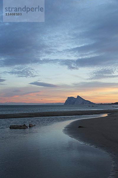 Blick auf den Felsen von Gibraltar und La Linea de la Concepcion von der Mittelmeerküste aus gesehen im frühen Morgenlicht  Cadiz  Andalusien  Spanien  Europa