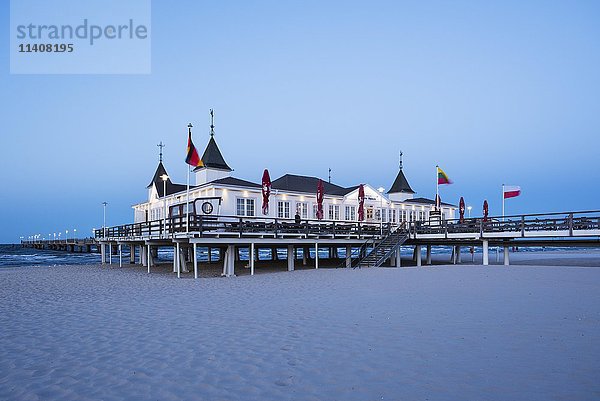 Seebadmole Ahlbeck in der Abenddämmerung  Ahlbeck  Heringsdorf  Usedom  Ostsee  Mecklenburg-Vorpommern  Deutschland  Europa