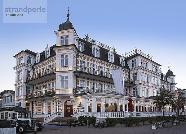 Hotel Ahlbecker Hof in der Abenddämmerung  Bäderarchitektur  Seeheilbad Ahlbeck  Kaiserbäder  Usedom  Mecklenburg-Vorpommern  Deutschland  Europa