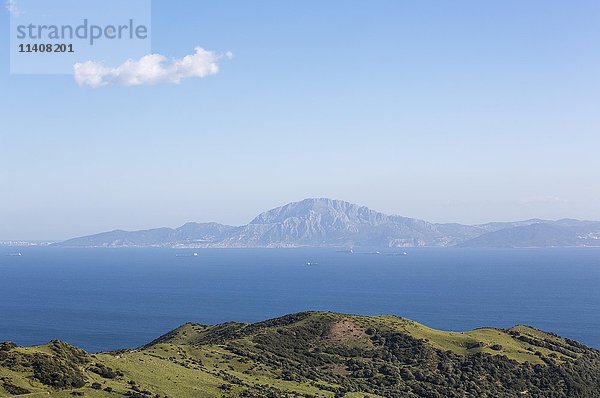 Sierra del Cabrito und die Straße von Gibraltar mit Jebel Musa in Marokko  Cádiz  Andalusien  Spanien  Europa