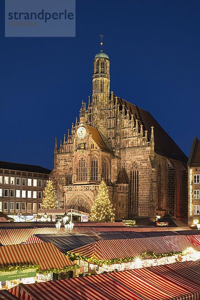 Frauenkirche und Christkindlesmarkt in Nürnberg  am Abend  Nürnberg  Mittelfranken  Franken  Bayern  Deutschland  Europa