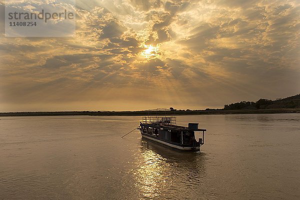 Boot auf dem Tsiribihina-Fluss bei Sonnenaufgang  Madagaskar  Afrika