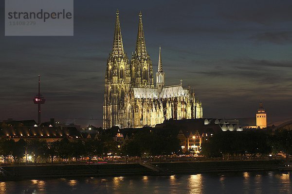 Kölner Dom bei Nacht  Köln  Nordrhein-Westfalen  Deutschland  Europa