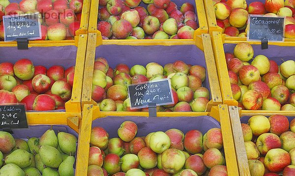Auswahl an frischen Äpfeln und Birnen in Holzkisten an einem Marktstand  Oldenburg  Niedersachsen  Deutschland  Europa