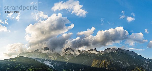 Alpenpanorama mit Wolken  Dawinkopf  Parseierspitze  Simeleskopf  Blankahorn  Rauher Kopf  Parseiergruppe  Nördliche Alpen  Tobadill  Landeck  Paznauntal  Tirol  Österreich  Europa
