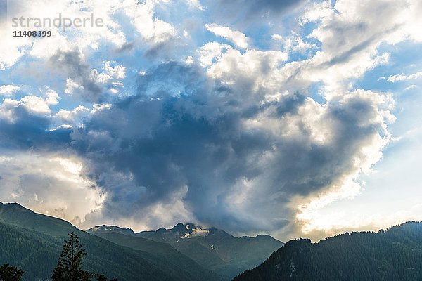 Dunkle Wolken über Alpenpanorama  Dawinkopf  Parseiergruppe  Nördliche Alpen  Tobadill  Landeck  Paznauntal  Tirol  Österreich  Europa